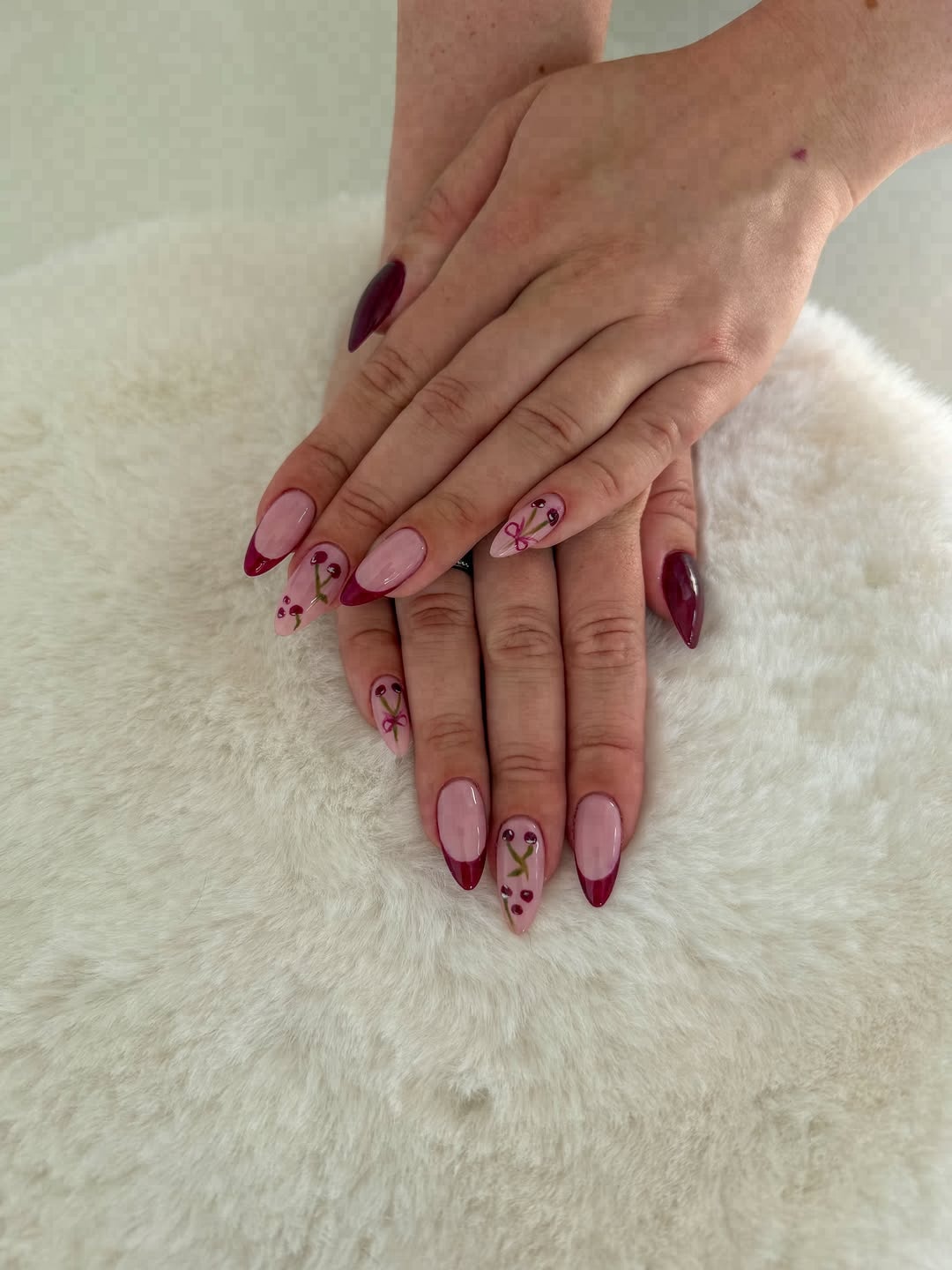 Roséfarbene Gel Nails mit Kirsch-Nail-Art